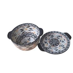Temp-tations Old World 1.0 QT Round Baker with Lid Trivet Black Floral SQ-768087